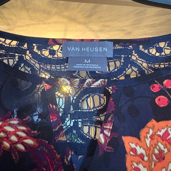 Van Heusen Floral Crochet Blouse. Size M. - Picture 2 of 10